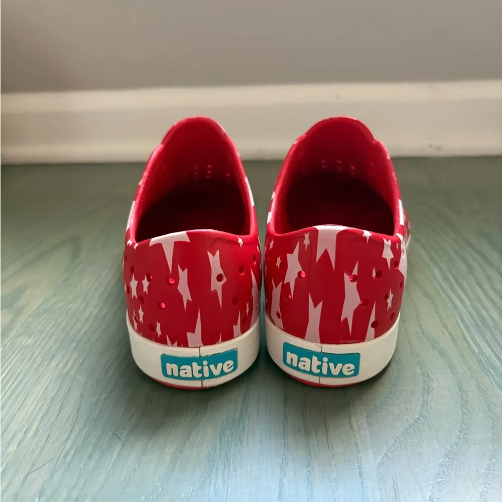 Native Jefferson Red with Stars J3 NWOT - Picture 2 of 4